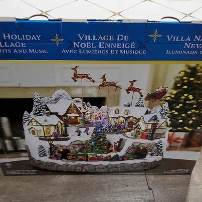 13PC DISNEY HOLIDAY VILLAGE WITH LIGHTS AND MUSIC