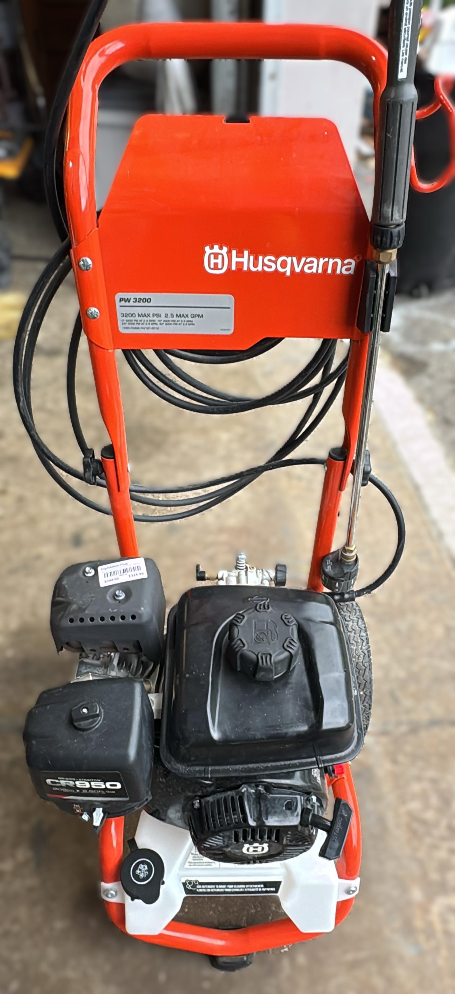Husqvarna 3200 PSI 2.5 GPM Gas Pressure washer (One wheel Broken)