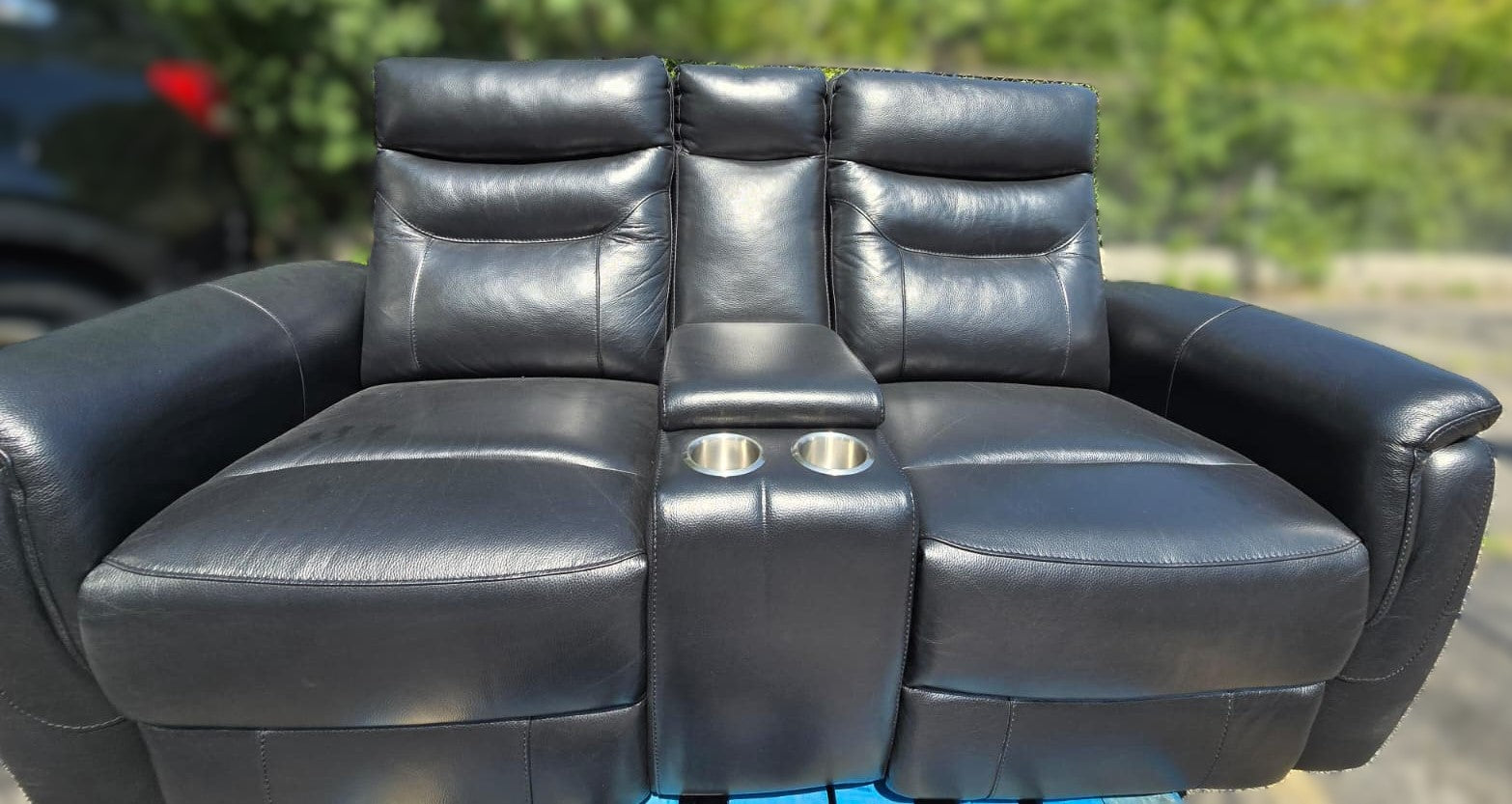 KINGSDOWN LEATHER LOVESEAT RECLINER 1 BOX