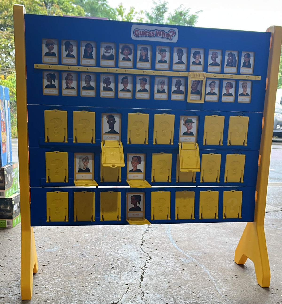 Hasbro - Giant Guess Who?