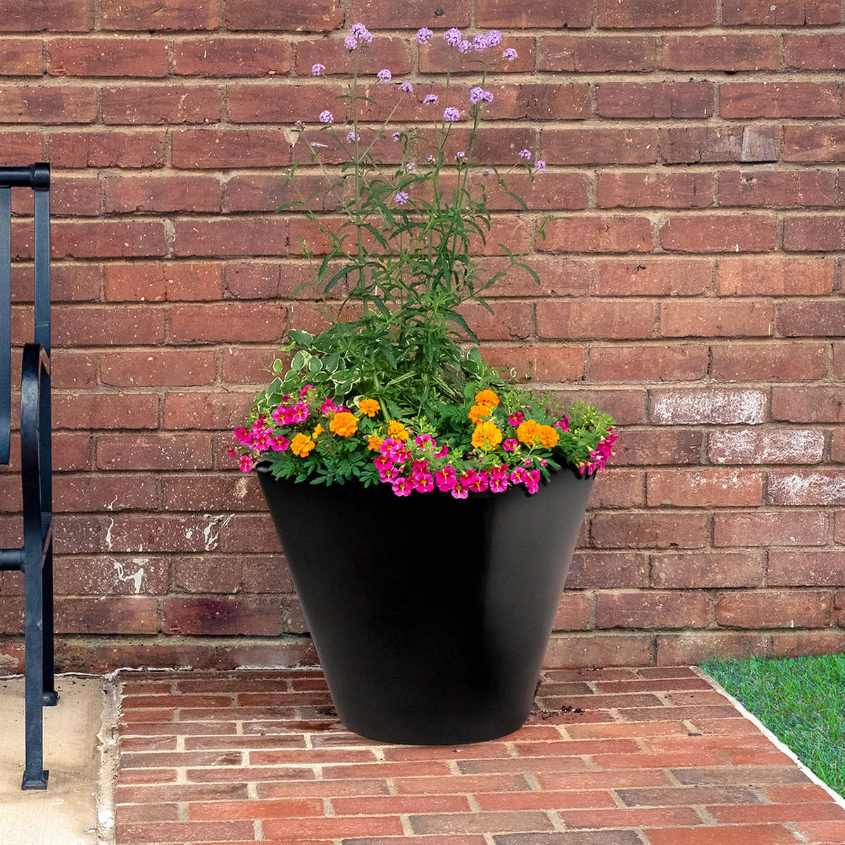 Contour 20 50.8 cm (20 in.) Self-Watering Planter, 1-pack