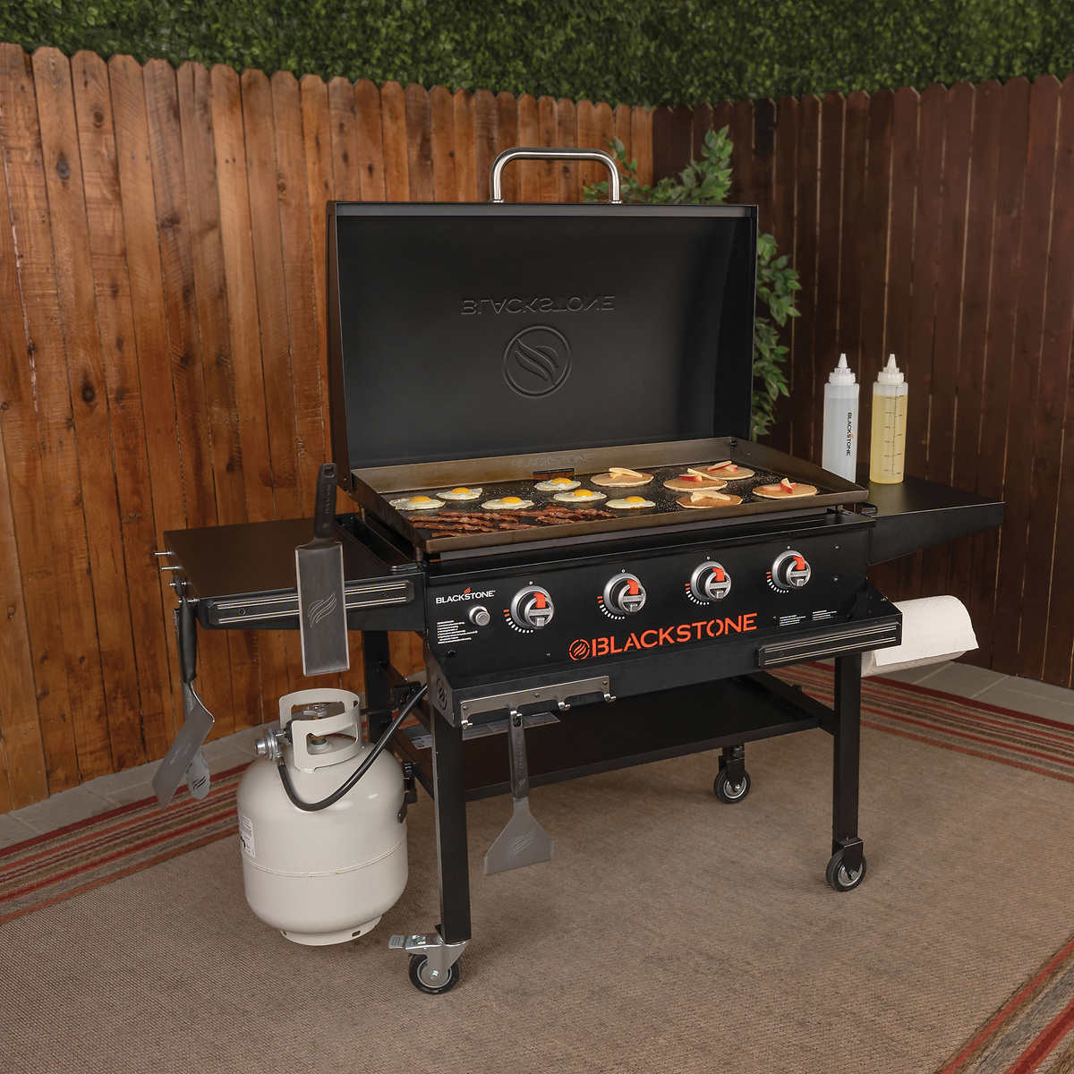 Blackstone 4 Burner 36'' Gas Griddle (small plastic piece broken and a little rust)