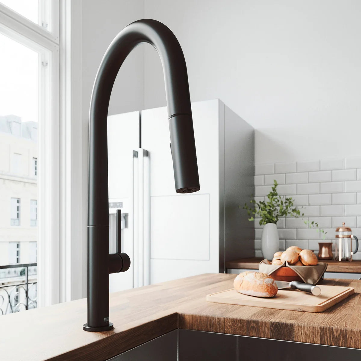 VIGO Greenwich Pull-down Kitchen Faucet (Matte Black)