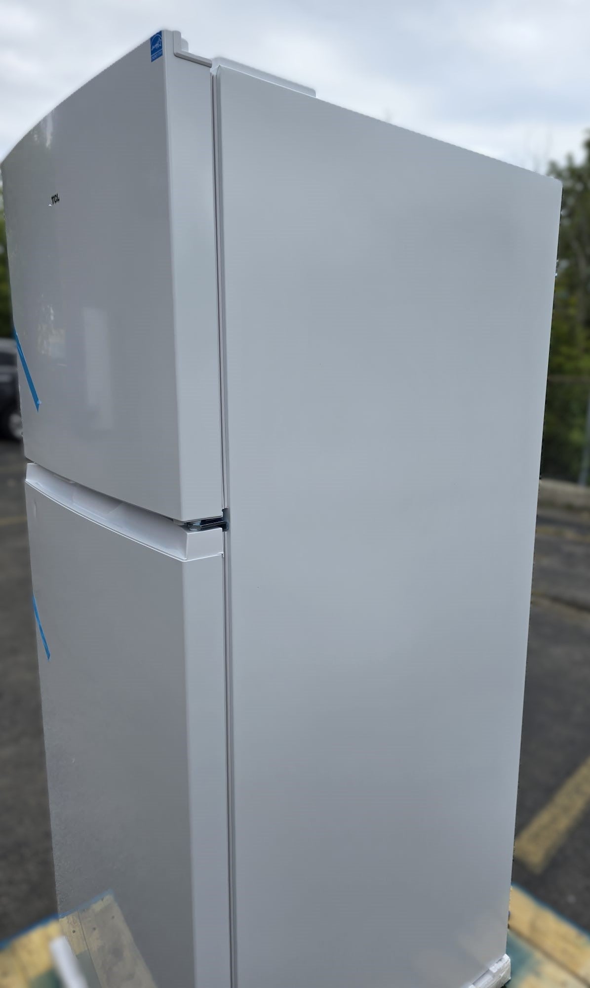 TCL 28 in. 18 cu ft. Top Mount Refrigerator TRT18T4AW-CA