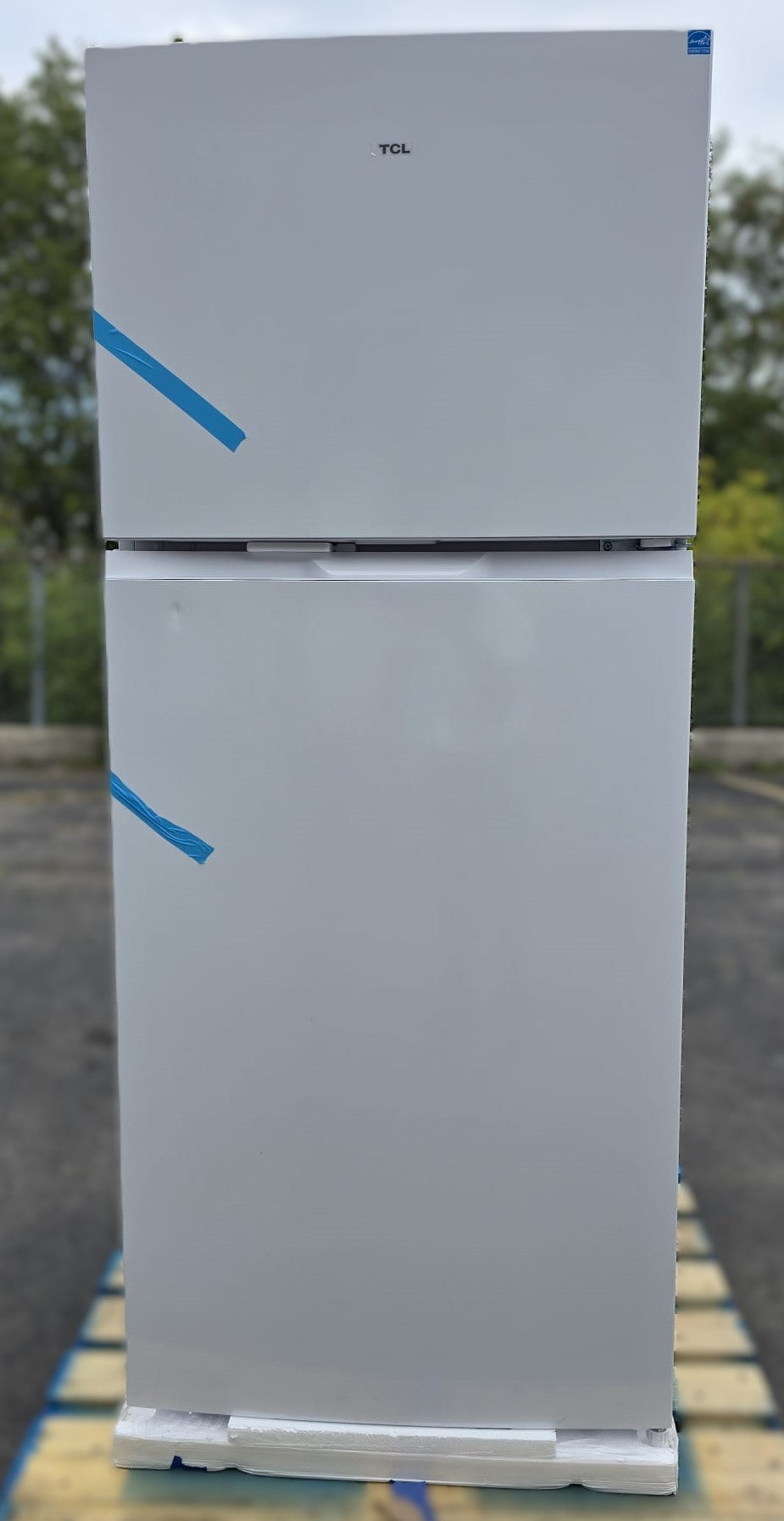 TCL 28 in. 18 cu ft. Top Mount Refrigerator TRT18T4AW-CA