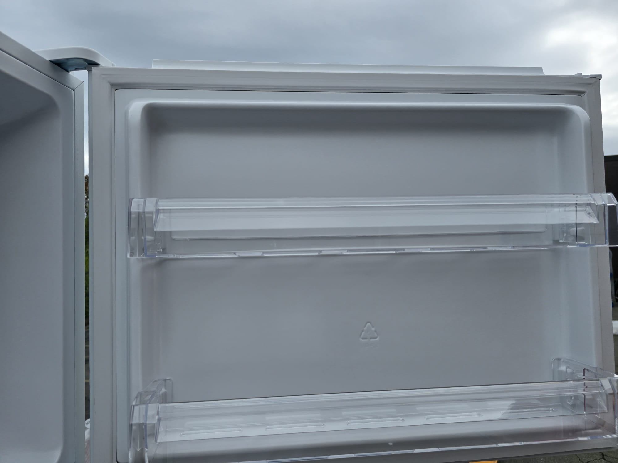 TCL 28 in. 18 cu ft. Top Mount Refrigerator TRT18T4AW-CA