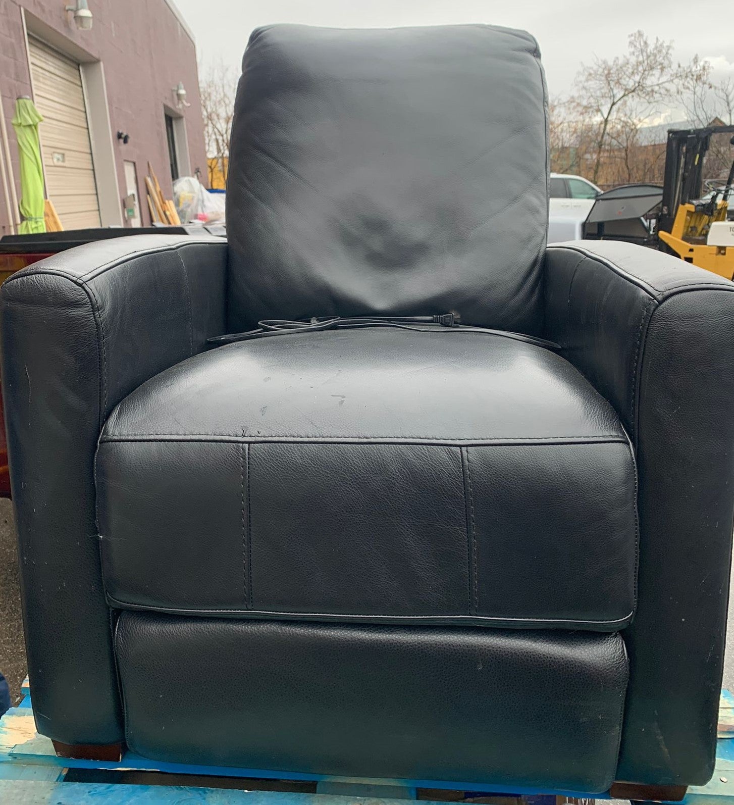 LEATHER POWER Recliner (returned item)