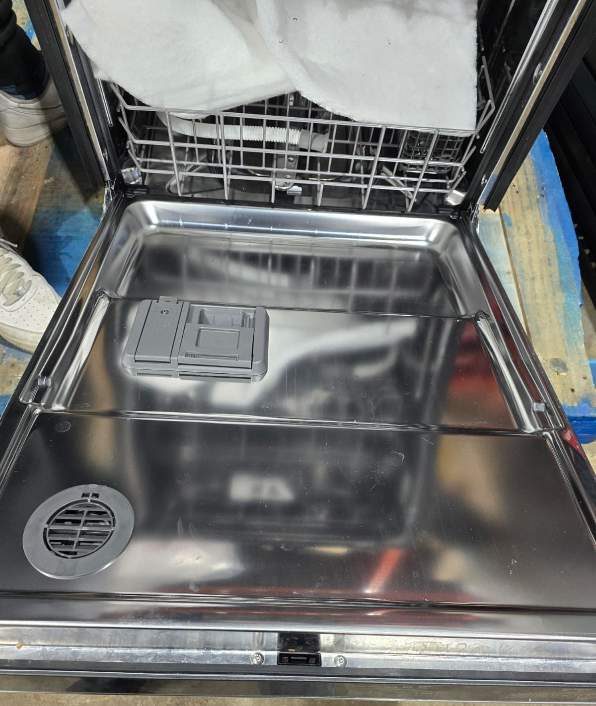 Whirlpool 24in. Stainless Steel Large Capacity Dishwasher