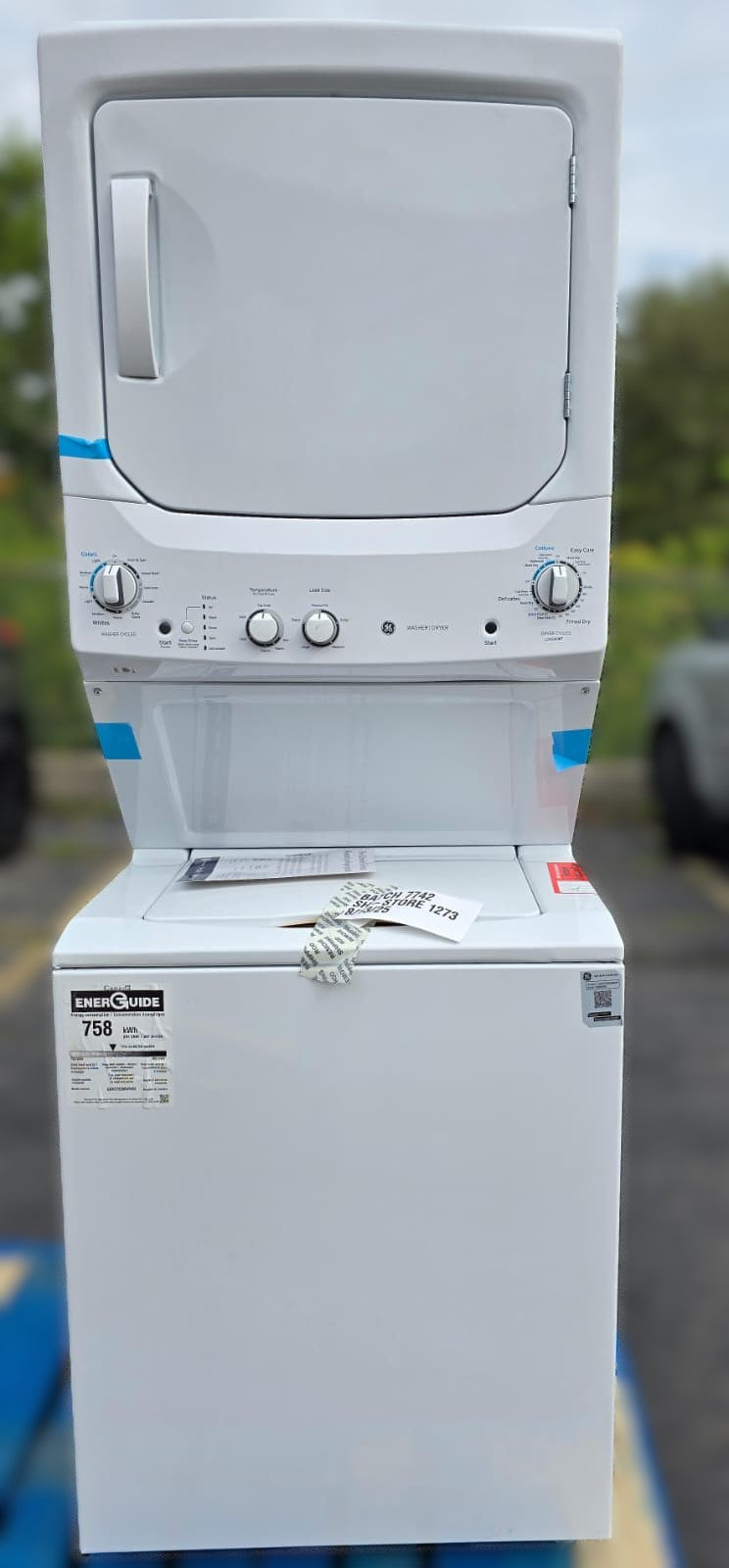 GE 27 in. Electric White 4.4 cu. ft. Washer, 5.9 cu. ft. Laundry Centre