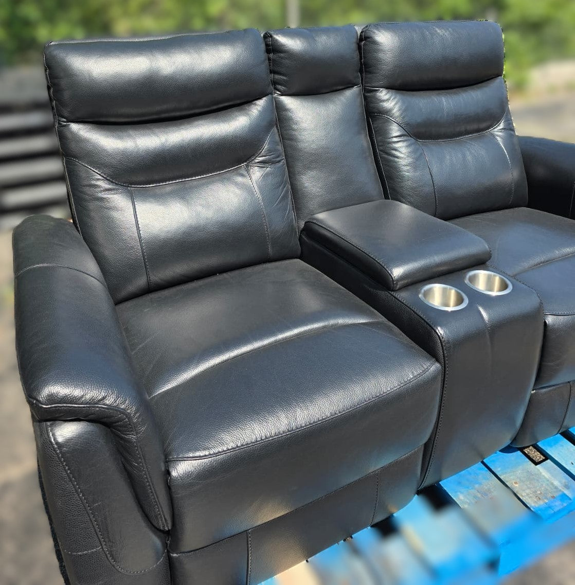 KINGSDOWN LEATHER LOVESEAT RECLINER 1 BOX
