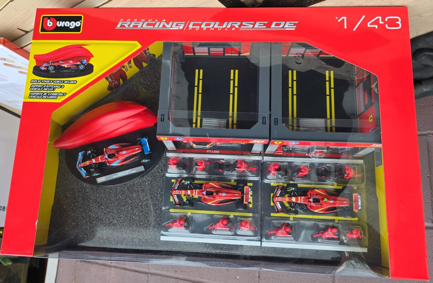 1:43 Red Bull Formula Racing Paddock