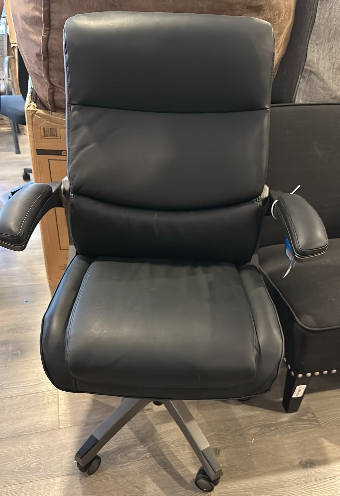 La-Z-Boy Manager Chair with Flip-Up Arms